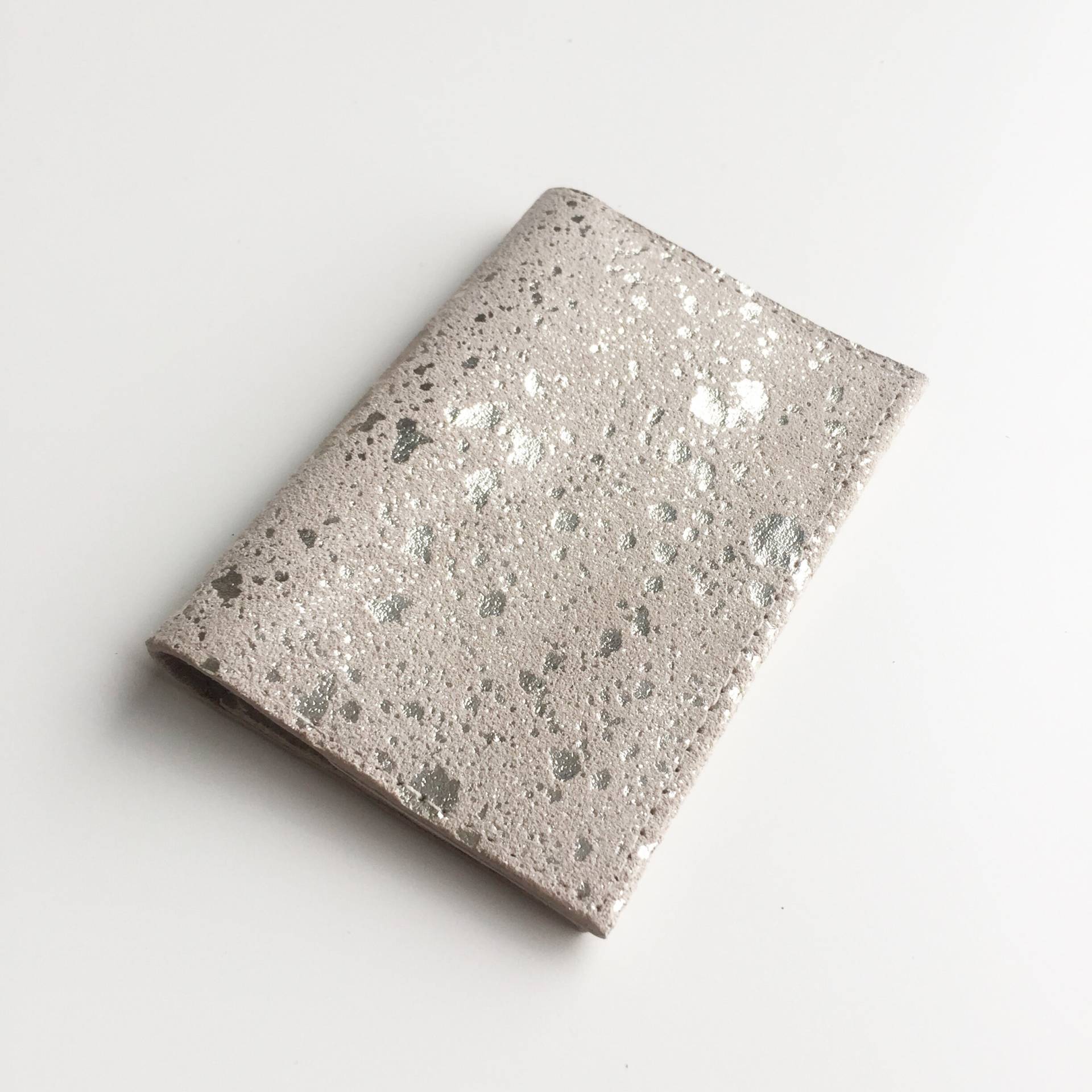 Silberfarbener Kartenhalter Aus Hellgrauem Wildleder Mit Abgenutzter Wildlederfolie in Betonoptik von IsabelWongDesigns