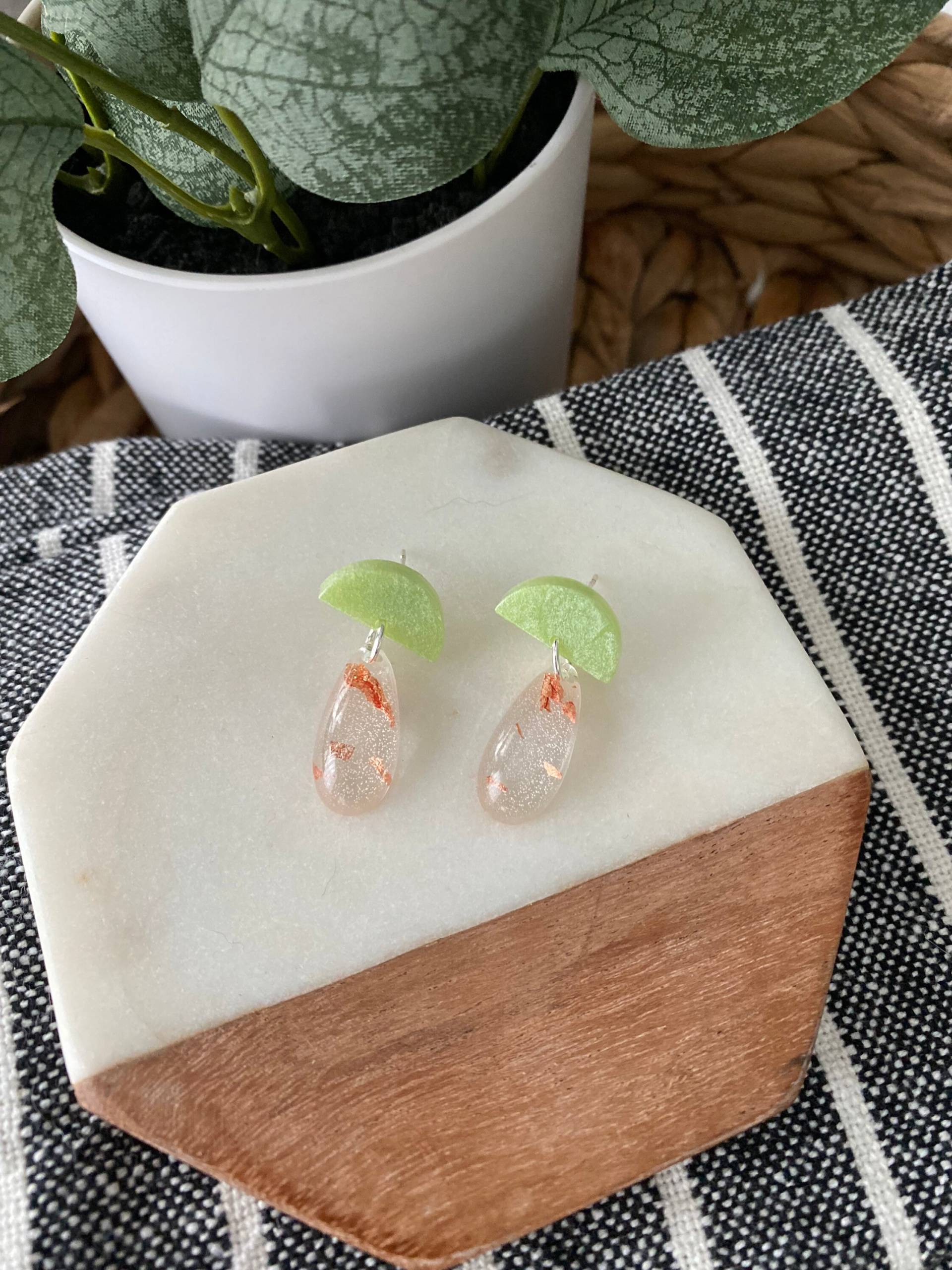 Handgemachte Klare Und Grüne Resin Kleine Ohrringe, 925 Sterling Silber Handgemachte Klare Und Grüne Resin Kleine Ohrringe, 925 Sterling Silber von IsabellaArtTreasures
