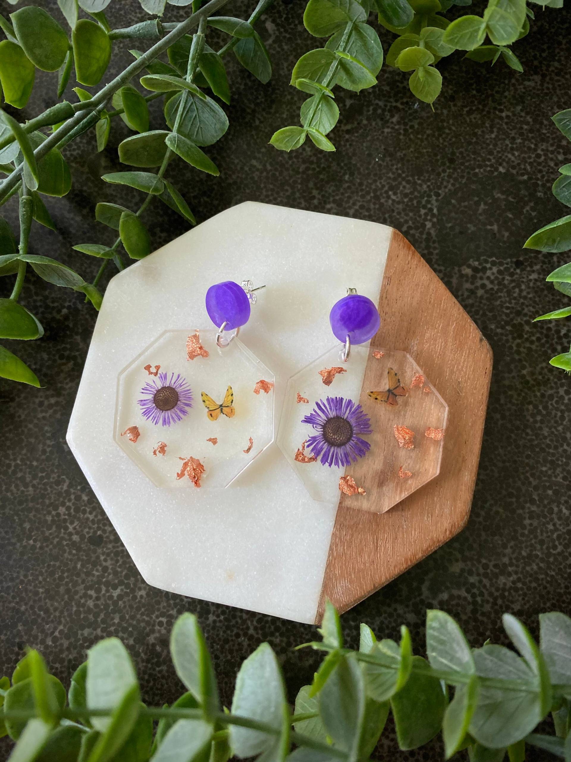 Handgemachte Ohrringe Aus Klarem Harz Mit Getrockneter Blüte, Schmetterling & Rosegoldfolie, 925 Sterling Silber Handgemachte Ohrringe Aus Klarem Harz Mit Getrockneter Blüte, Schmetterling & Rosegoldfolie, 925 Sterling Silber von IsabellaArtTreasures