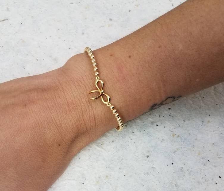 Gold Filled Bow Charm Stretch Armband Mit Zirkonia Steinen Für Frauen - Stackable Beaded Design von IsabellaCelini