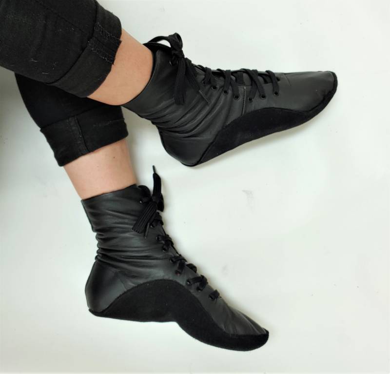 Isabella Mars Tightwire Shoes Circus Corderaide Drahtseil Wirewalker Ankle Boots Schwarz Leder Mit Wildledersohle Isabella Mars Tightwire Shoes Circus Corderaide Drahtseil Wirewalker Ankle Boots Schwarz Leder Mit Wildledersohle von IsabellaMarsShop