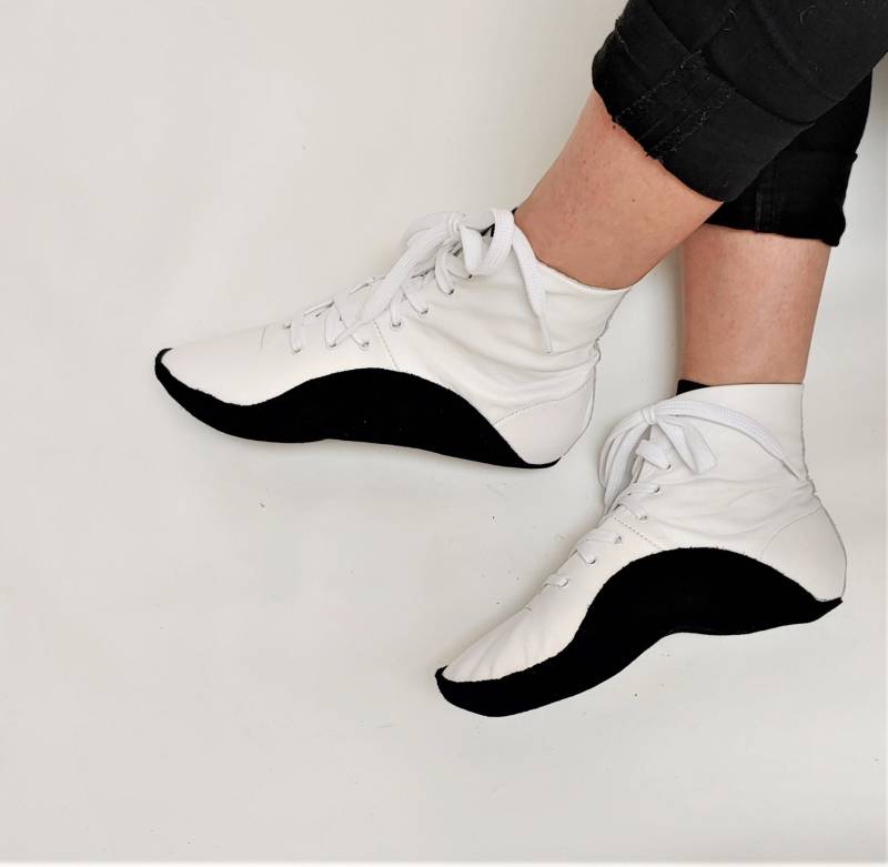 Isabella Mars White Tightwire Ankle Boots Schuhe Tightrope Circus Corderaide Drahtseil Wirewalker Mit Schwarzer Wildledersohle Isabella Mars White Tightwire Ankle Boots Schuhe Tightrope Circus Corderaide Drahtseil Wirewalker Mit Schwarzer Wildledersohle von IsabellaMarsShop