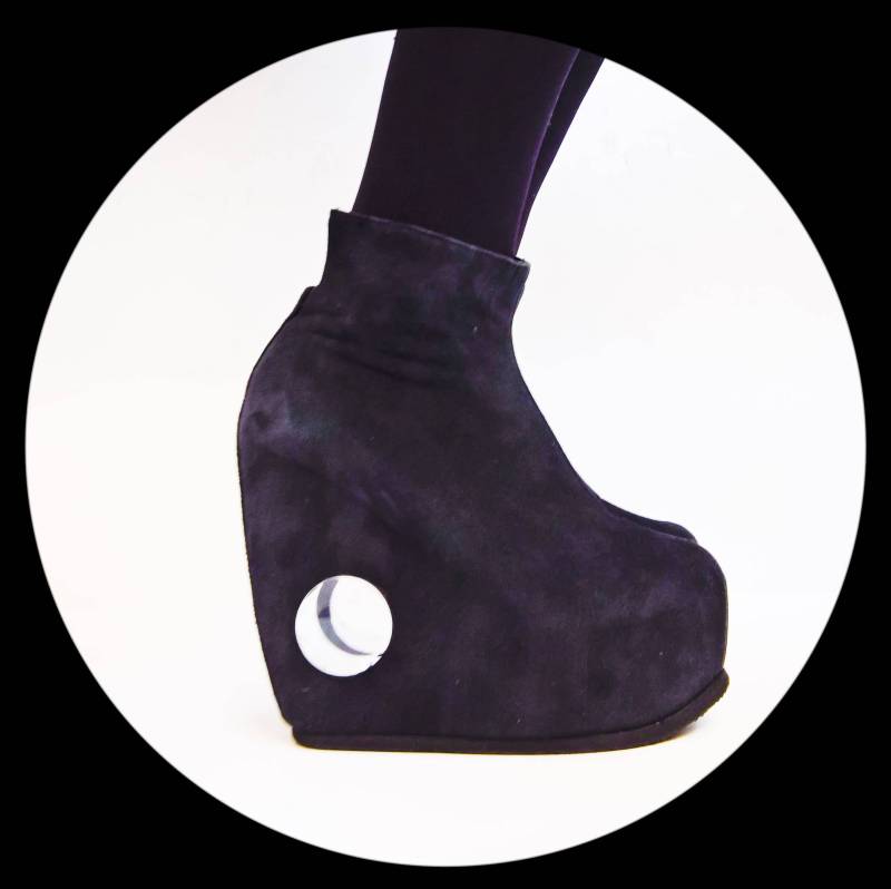 Peephole Plateau 70Er Look Donut Schuhe Ankle Boots Isabella Mars - Schwarzes Wildleder Oder Veganes Mit Perspex Hole-In-Wedge Peephole Plateau 70Er Look Donut Schuhe Ankle Boots Isabella Mars - Schwarzes Wildleder Oder Veganes Mit Perspex Hole-In-Wedge von IsabellaMarsShop