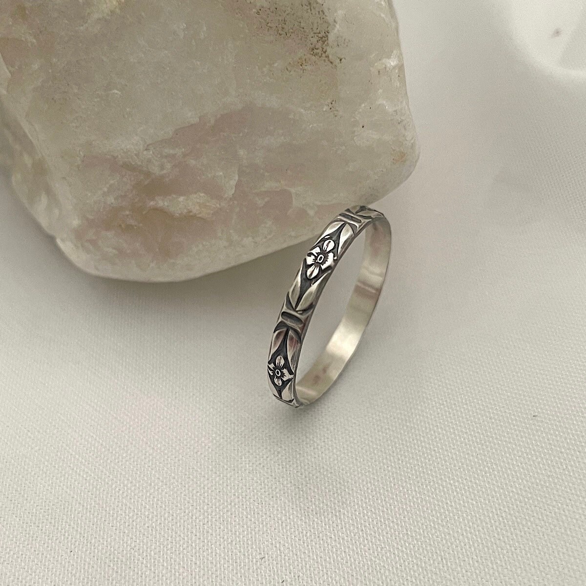 Art Deco Stil Ring. Sterling Silber. Vintage Inspirierter Silber Blumen Floraler Stapelbarer Gehämmertes Metall. Handgeschmiedeter Art Deco Stil Ring. Sterling Silber. Vintage Inspirierter Silber Blumen Floraler Stapelbarer Gehämmertes Metall. Handgeschmiedeter von IsabelleGraceJewelry
