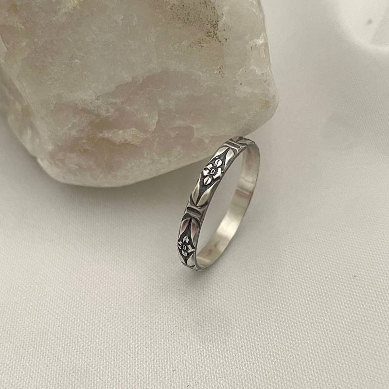 Art Deco Stil Ring. Sterling Silber. Vintage Inspirierter Silber Blumen Floraler Stapelbarer Gehämmertes Metall. Handgeschmiedeter Art Deco Stil Ring. Sterling Silber. Vintage Inspirierter Silber Blumen Floraler Stapelbarer Gehämmertes Metall. Handgeschmiedeter von IsabelleGraceJewelry