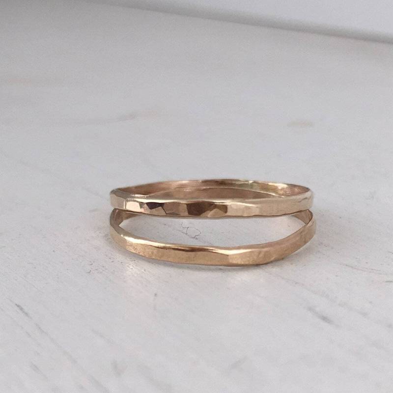 Gehämmert Ring. Dünne Stapelring. Gold-Ring. Gold Ringe. Stapelbarer Band Dünner Gehämmert Ring. Dünne Stapelring. Gold-Ring. Gold Ringe. Stapelbarer Band Dünner von IsabelleGraceJewelry