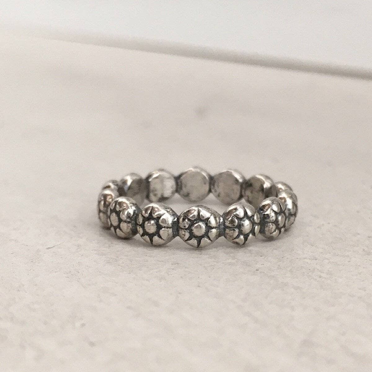 Sterling Silber Ring. Blumenring. Blume Stapelring. Stapelbarer Blume-Stack-Ring. Blumenschmuck Sterling Silber Ring. Blumenring. Blume Stapelring. Stapelbarer Blume-Stack-Ring. Blumenschmuck von IsabelleGraceJewelry