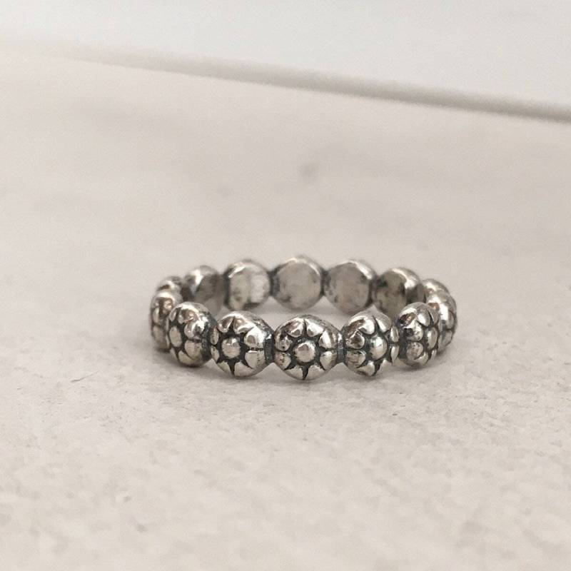 Sterling Silber Ring. Blumenring. Blume Stapelring. Stapelbarer Blume-Stack-Ring. Blumenschmuck Sterling Silber Ring. Blumenring. Blume Stapelring. Stapelbarer Blume-Stack-Ring. Blumenschmuck von IsabelleGraceJewelry