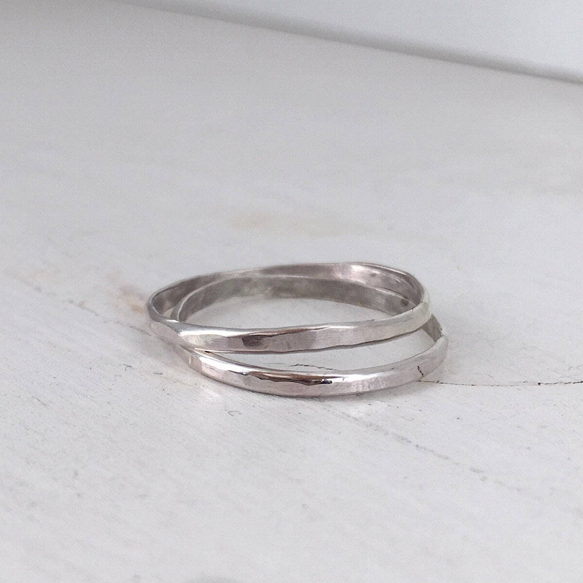 Sterling Silber Ring. Gehämmert Stapelring. Dünne Stacker Gehämmert Sterling Silber Ring. Gehämmert Stapelring. Dünne Stacker Gehämmert von IsabelleGraceJewelry