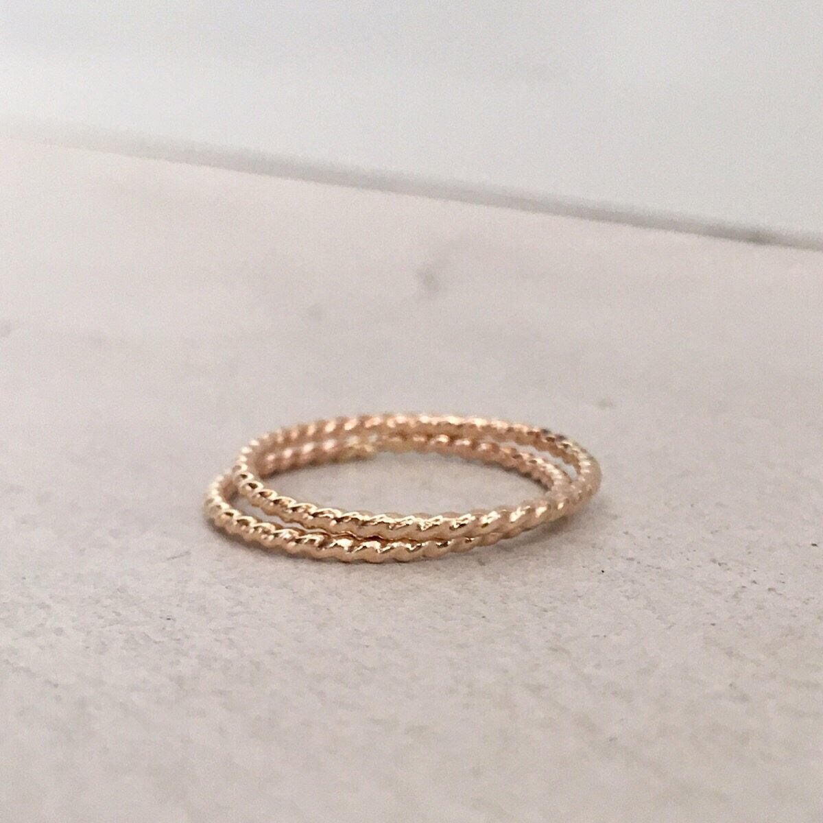 stapelring. Twist Ring. Dünne Gold Verdrehte Dünne Band stapelring. Twist Ring. Dünne Gold Verdrehte Dünne Band von IsabelleGraceJewelry