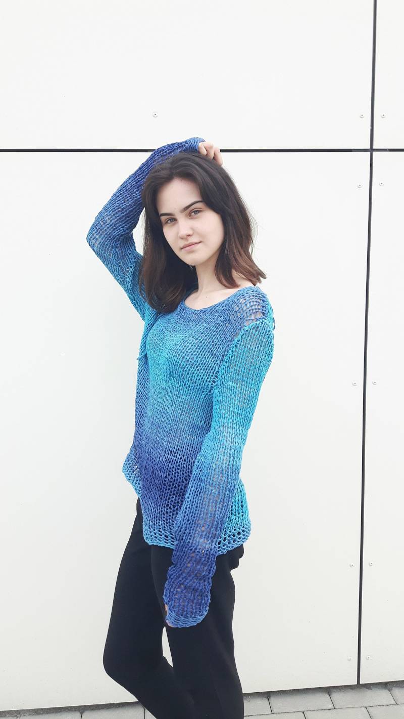 Fühlt Sich Sehr Weiche Damen Pullover, Lange Ärmel, Hellblaue Schattierungen Des Ozeans Off-Schulter-Pullover, Baumwollpullover von Isabellwoolstudio