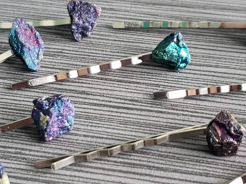 Mal Was Buntes. Eine | 1 Winzige/Petite Chalkopyrit | Peacock Ore Rohstein Versilberte Haarnadeln Braut Hochzeit Mal Was Buntes. Eine | 1 Winzige/Petite Chalkopyrit | Peacock Ore Rohstein Versilberte Haarnadeln Braut Hochzeit von IsamarML