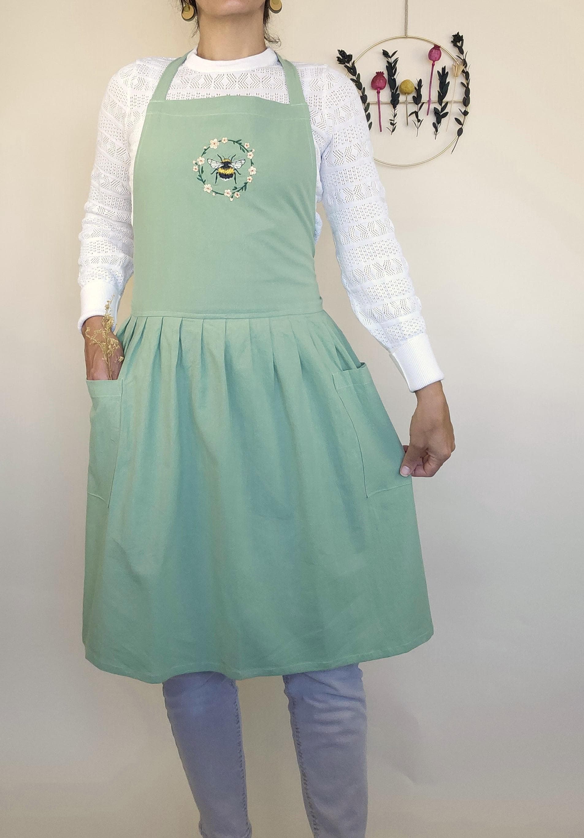 Damen Schürze Mit Wildblumen Und Biene Stickerei Grün Personalisierbar Vintage Style Or Cross Back Cut von IsamayaDesigns