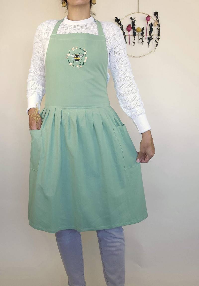 Damen Schürze Mit Wildblumen Und Biene Stickerei Grün Personalisierbar Vintage Style Or Cross Back Cut von IsamayaDesigns