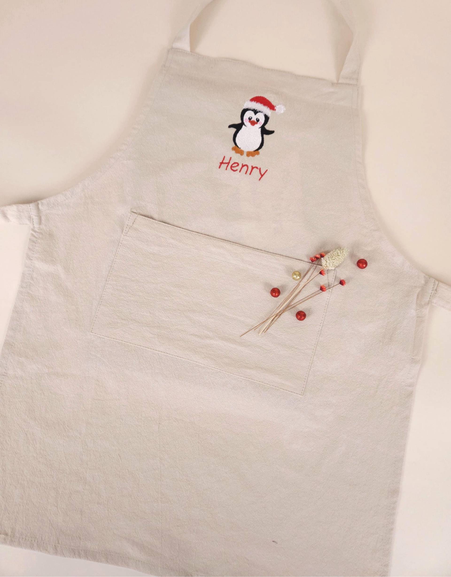 Personalisierte Kinderschürze Mit Pinguin Stickerei Baumwolle Personalisierbar Name Weihnachten Jungen Und Mädchen Schürze von IsamayaDesigns
