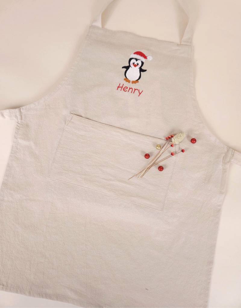 Personalisierte Kinderschürze Mit Pinguin Stickerei Baumwolle Personalisierbar Name Weihnachten Jungen Und Mädchen Schürze von IsamayaDesigns