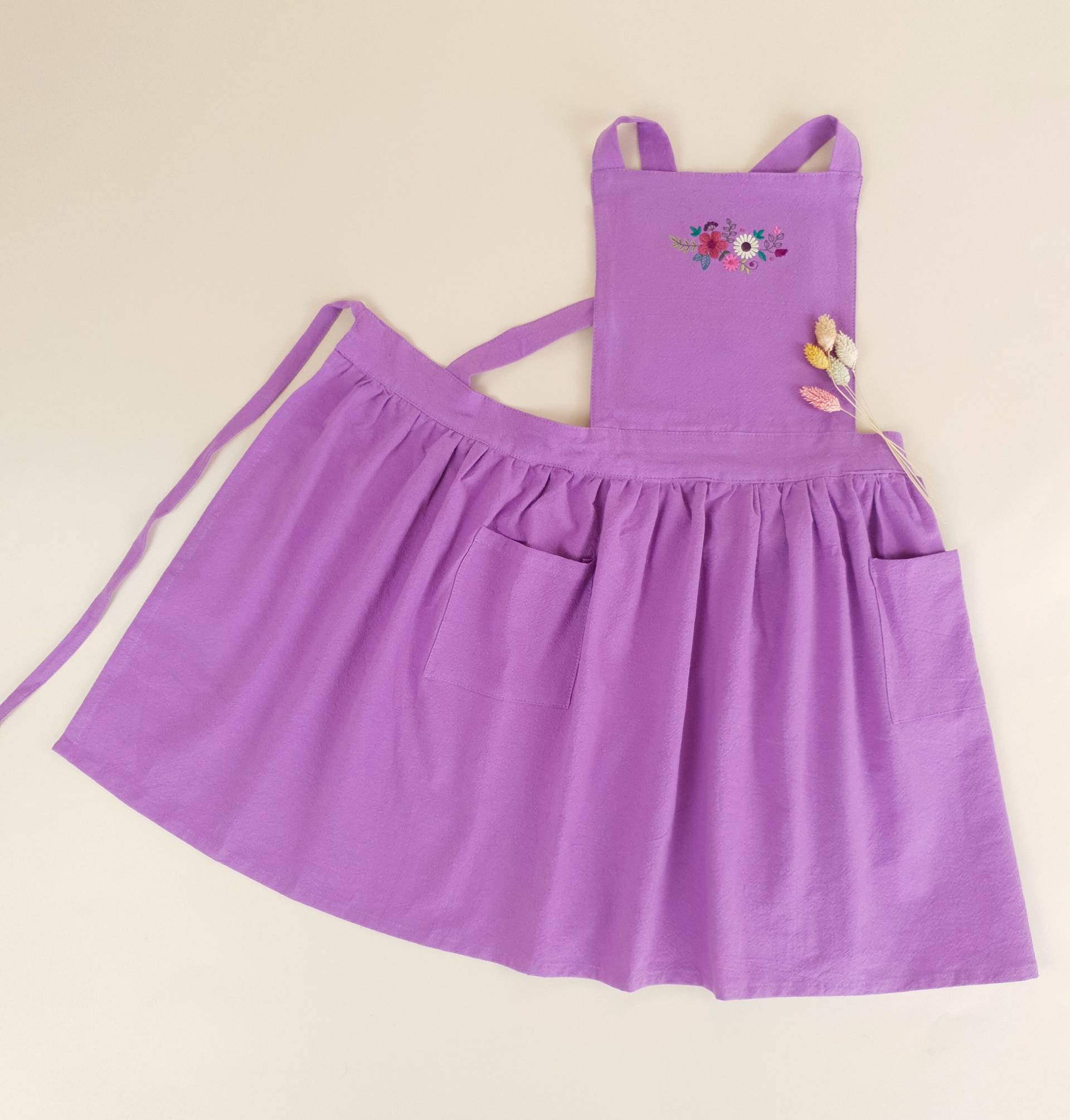 Schürze Kinder Blumen Stickerei Schürzenkleid Kinderschürze Leinen 4-7 Jahre 8-11 Personalisierbar Mit Name Schürze Kinder Blumen Stickerei Schürzenkleid Kinderschürze Leinen 4-7 Jahre 8-11 Personalisierbar Mit Name von IsamayaDesigns