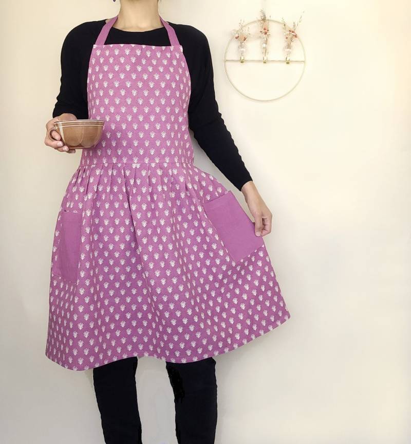 Schürze Mit Blumenmuster Schürzenkleid Baumwolle Damen Lila Blumen von IsamayaDesigns
