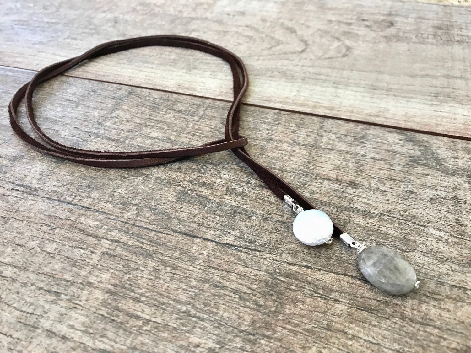 Labradorit/Münzperle Hirschleder Sterling Silber Lariat 3-Wege Halskette Labradorit/Münzperle Hirschleder Sterling Silber Lariat 3-Wege Halskette von IseaDesigns