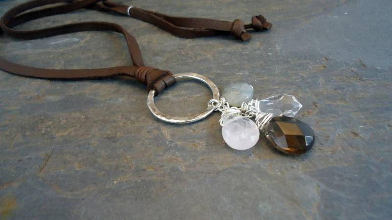 Leder Und Halbe Steine Halskette Leder Und Halbe Steine Halskette von IseaDesigns