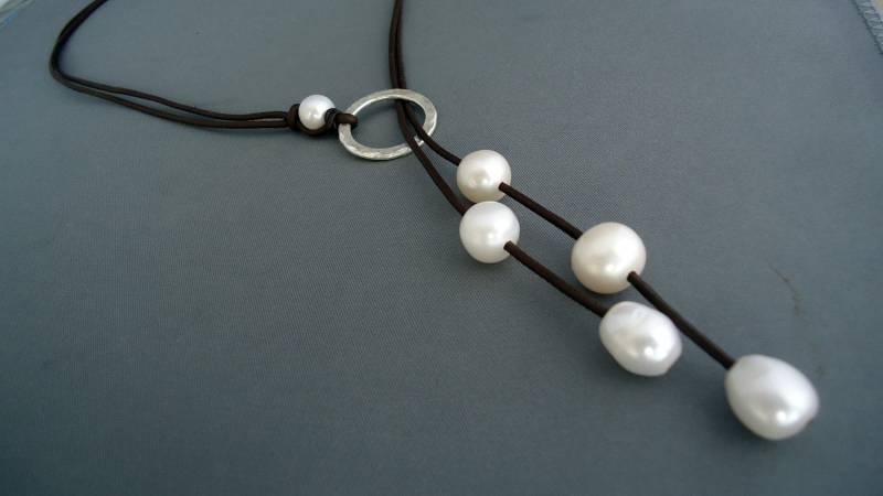 Leder Und Perlen Sterling Silber Lariat Gehämmert, Halskette, Damenschmuck, Classic, Chic Leder Und Perlen Sterling Silber Lariat Gehämmert, Halskette, Damenschmuck, Classic, Chic von IseaDesigns