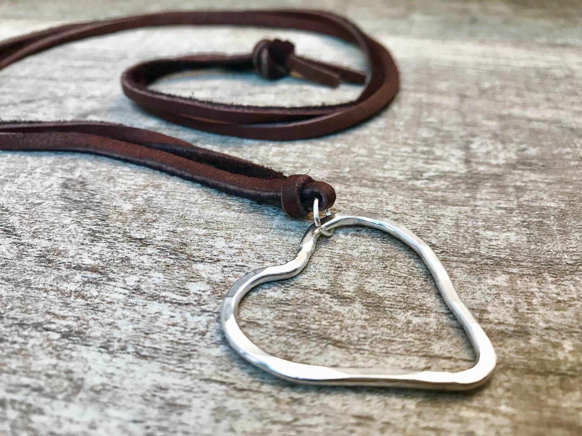 sterling Silber Herz/Hirschleder Halskette/Gehämmerter Herd Leder Boho Chic Isea Designs sterling Silber Herz/Hirschleder Halskette/Gehämmerter Herd Leder Boho Chic Isea Designs von IseaDesigns