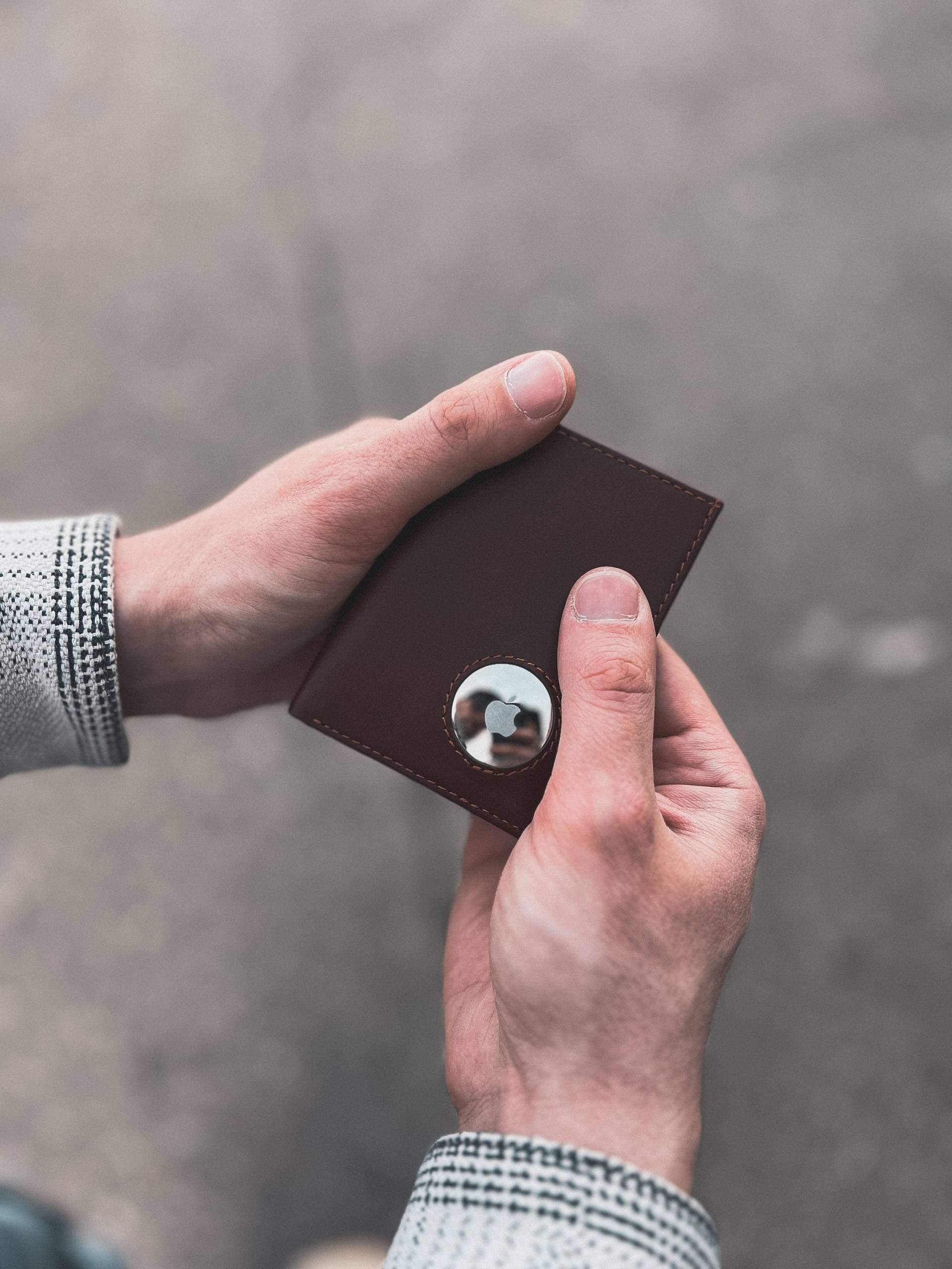 Apple Airtag Slim Wallet I Geldbeutel | Echt-Leder Rfid-Sicher 8 Karten, Münzfach Sichtbare/Unsichtbare Halterung von IsentialStore