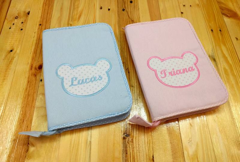 Personalisierter Babydokumentenhalter Für Gesundheitsbuch Mit Gesticktem Namen Und Bär Personalisierter Babydokumentenhalter Für Gesundheitsbuch Mit Gesticktem Namen Und Bär von IsiBaby