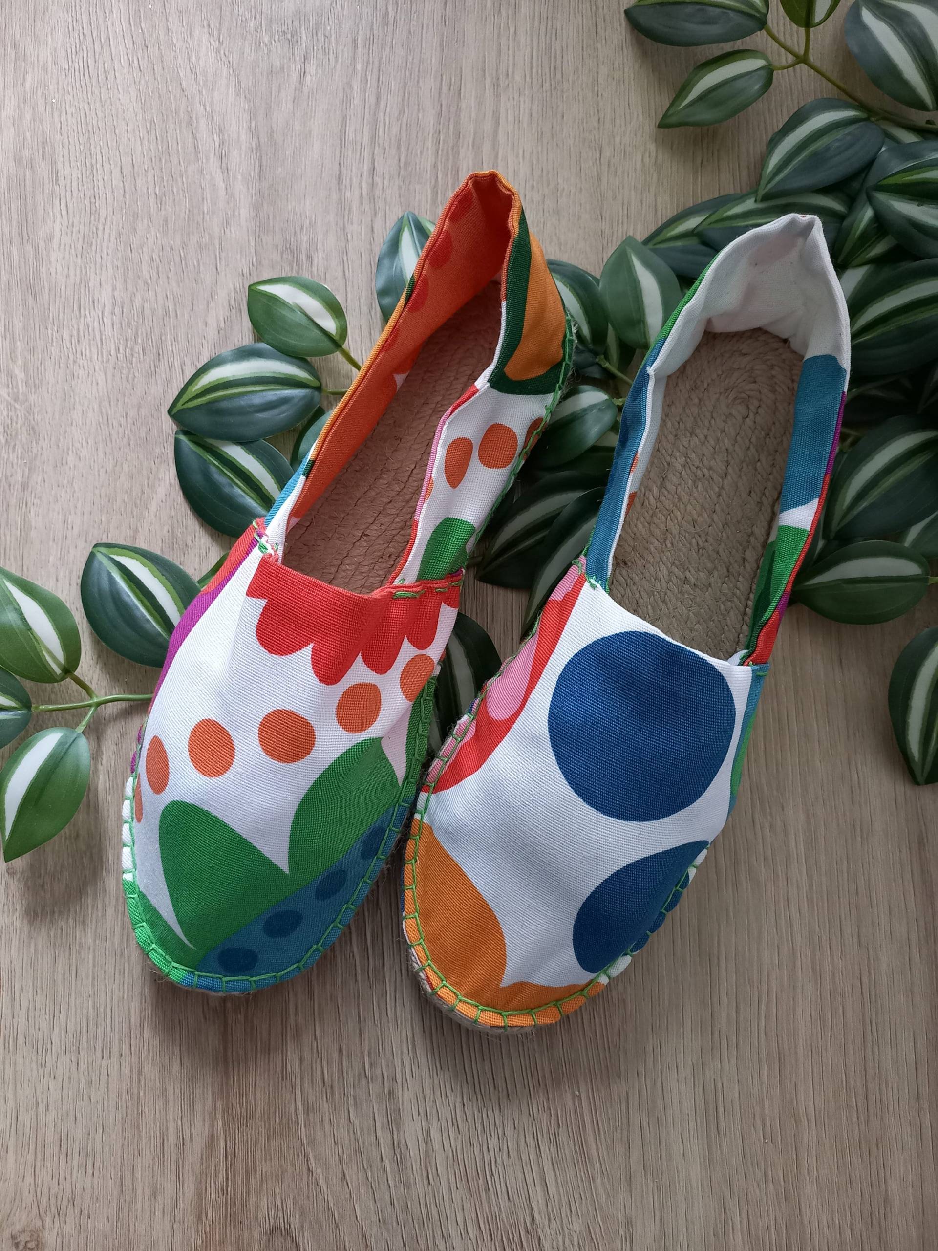 Espadrilles Selbstgenäht Mit Farbenfrohem Blumenmuster Espadrilles Selbstgenäht Mit Farbenfrohem Blumenmuster von IsieKreativwerkstatt