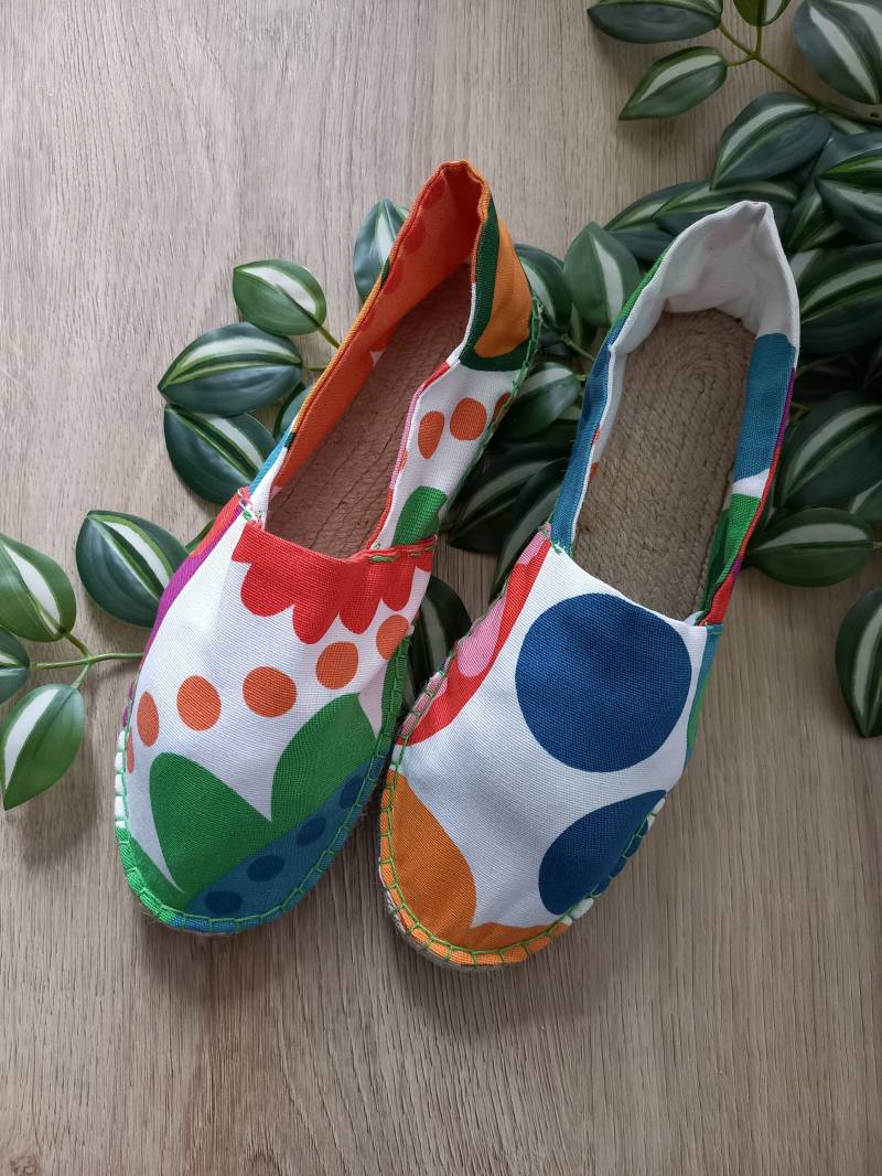 Espadrilles Selbstgenäht Mit Farbenfrohem Blumenmuster Espadrilles Selbstgenäht Mit Farbenfrohem Blumenmuster von IsieKreativwerkstatt