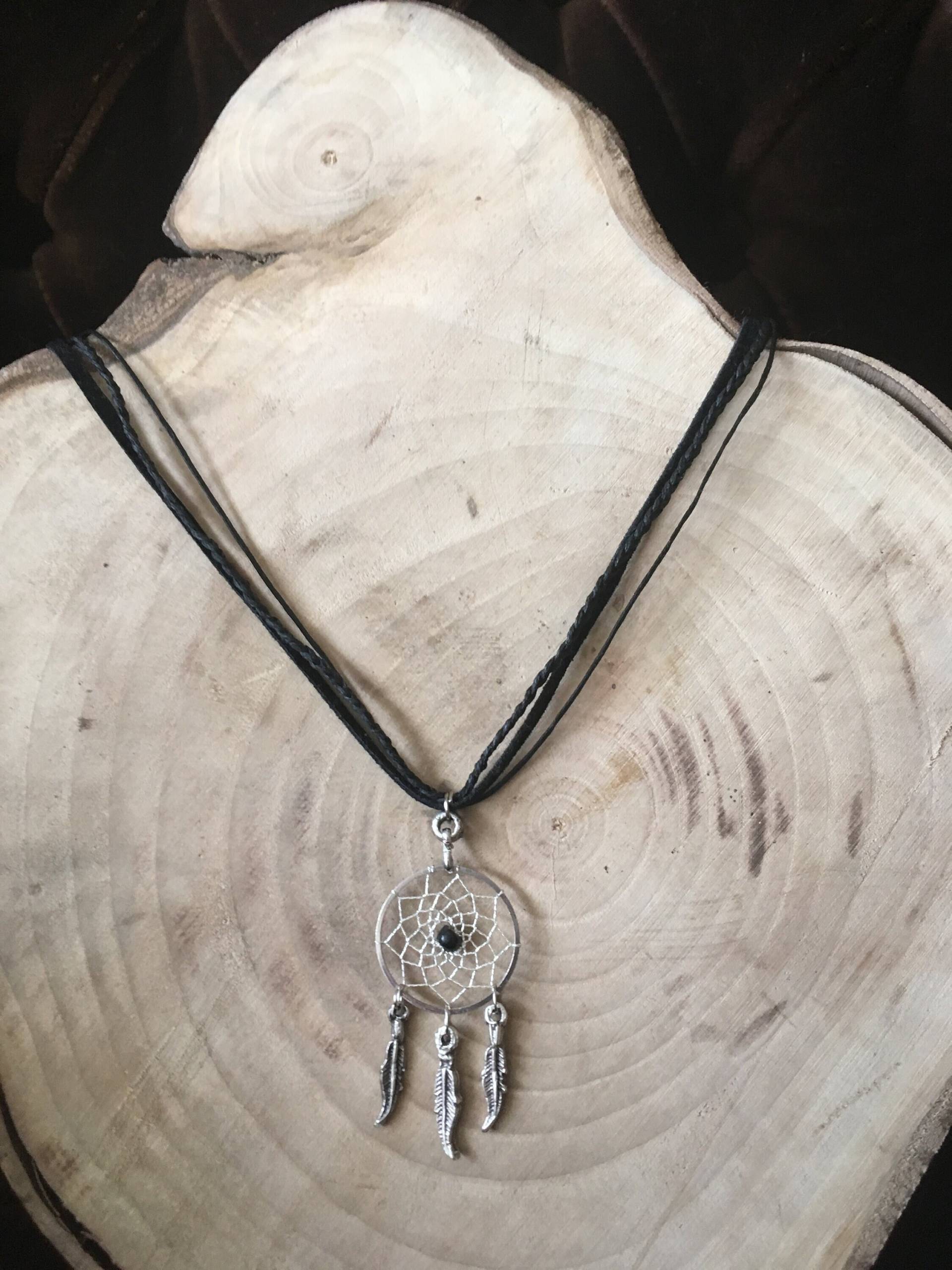 Schwarze Traumfänger-Halskette Versilberter Boho-Anhänger Schwarze Traumfänger-Halskette Versilberter Boho-Anhänger von IsilUldasSilverArts