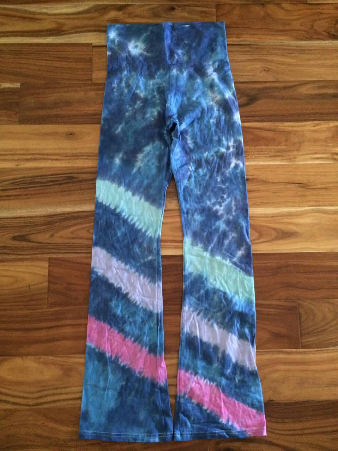 Dunkelblaue Yogahose Mit Pastellstreifen in Batikoptik, Größe L von IsisInspiredHandmade