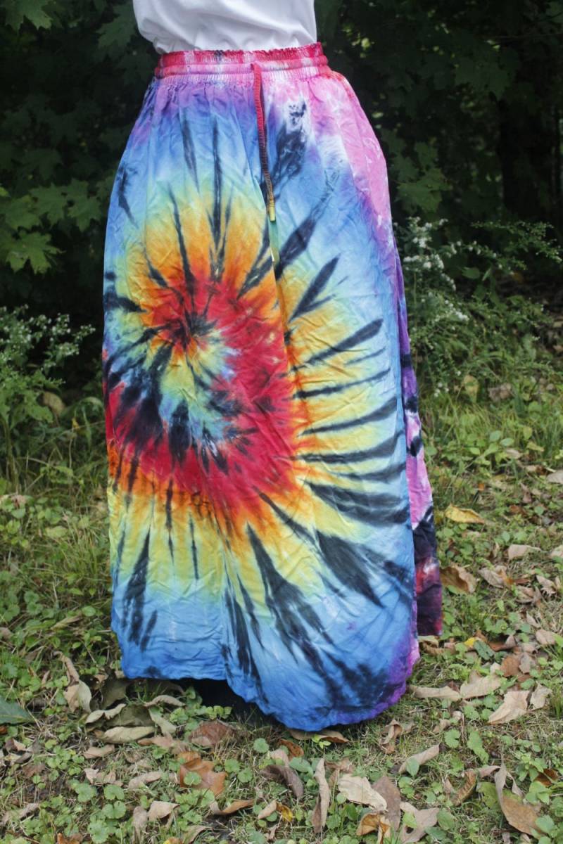 Frauenrock Größe S/M Mit Taschen in Regenbogen Spirale Batikoptik von IsisInspiredHandmade