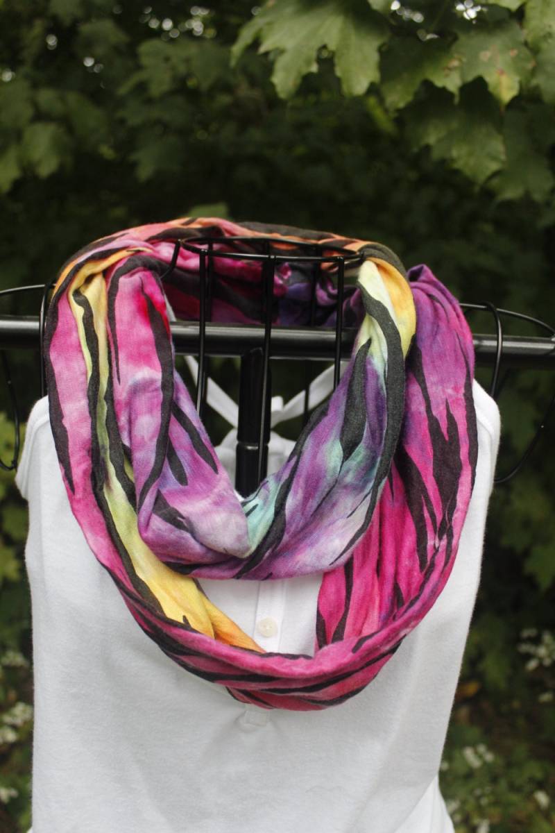 Schlauchschal Mit Zebra Print in Regenbogen Farben Eisgefärbt von IsisInspiredHandmade