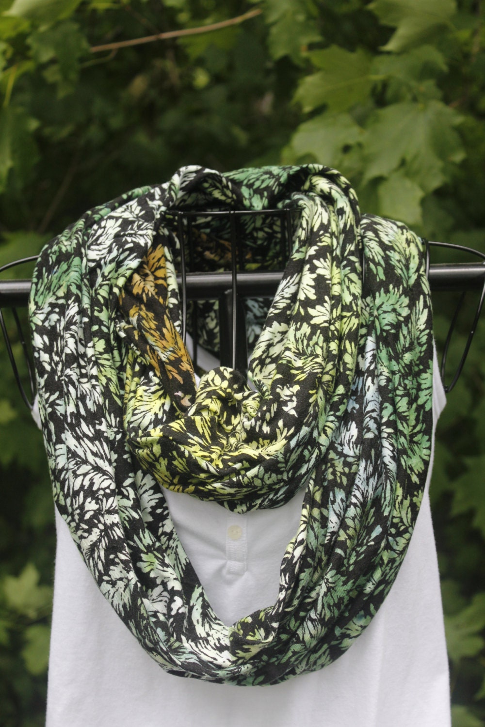 Grüner Viskose Infinity Schal Mit Blätter Print - Ice Dyed von IsisInspiredHandmade