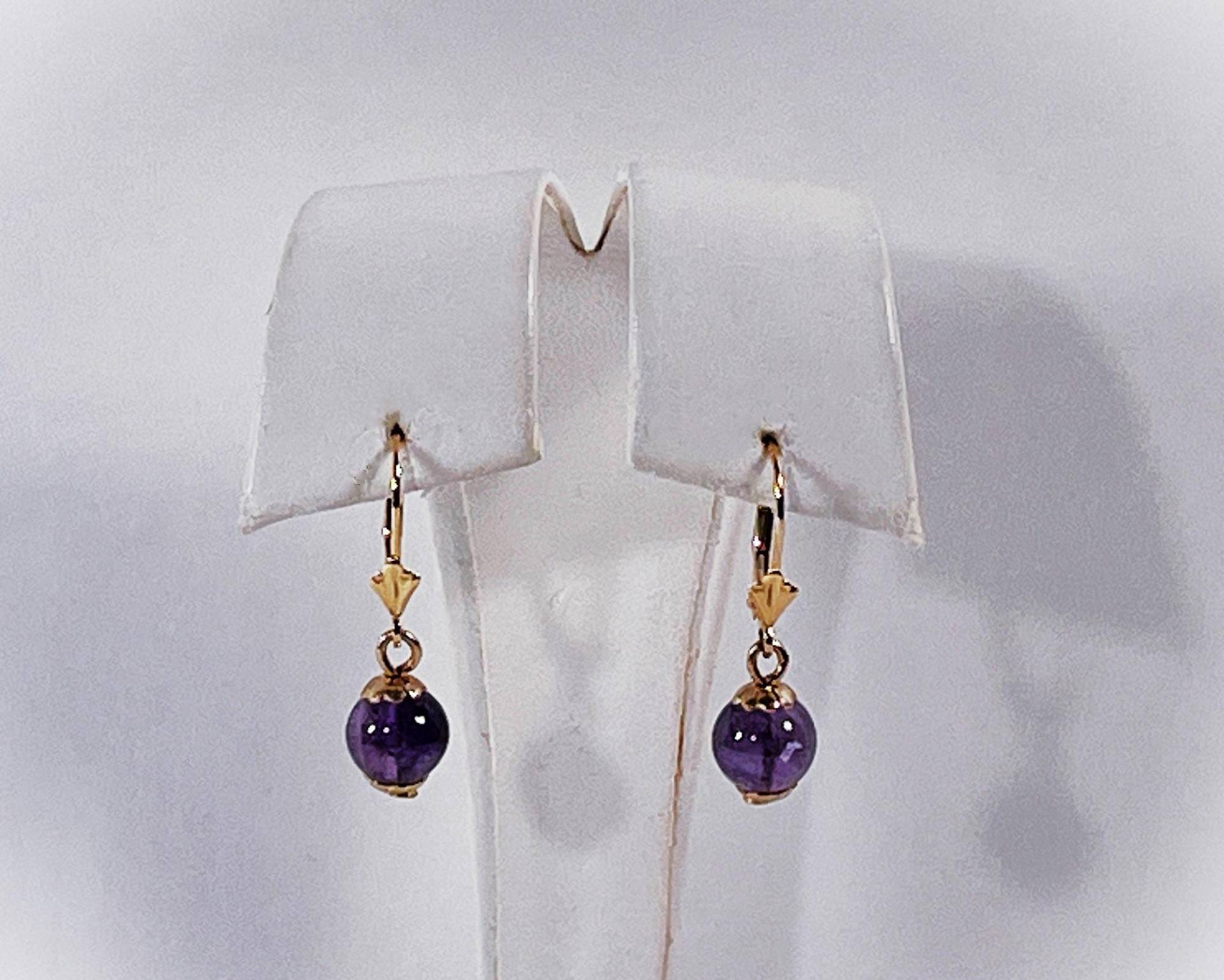 14K Gelbgold Amethyst Baumeln Ohrringe, 8mm Lila Edelstein Perlen, Fleur De Lis Ohrmuttern, 1 "Lang 14K Gelbgold Amethyst Baumeln Ohrringe, 8mm Lila Edelstein Perlen, Fleur De Lis Ohrmuttern, 1 "Lang von IsisJeweler