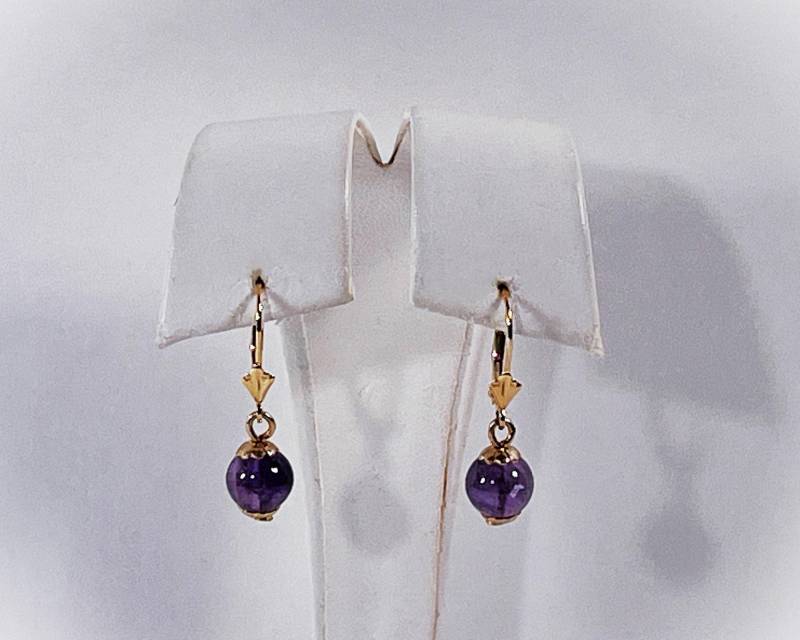14K Gelbgold Amethyst Baumeln Ohrringe, 8mm Lila Edelstein Perlen, Fleur De Lis Ohrmuttern, 1 "Lang 14K Gelbgold Amethyst Baumeln Ohrringe, 8mm Lila Edelstein Perlen, Fleur De Lis Ohrmuttern, 1 "Lang von IsisJeweler