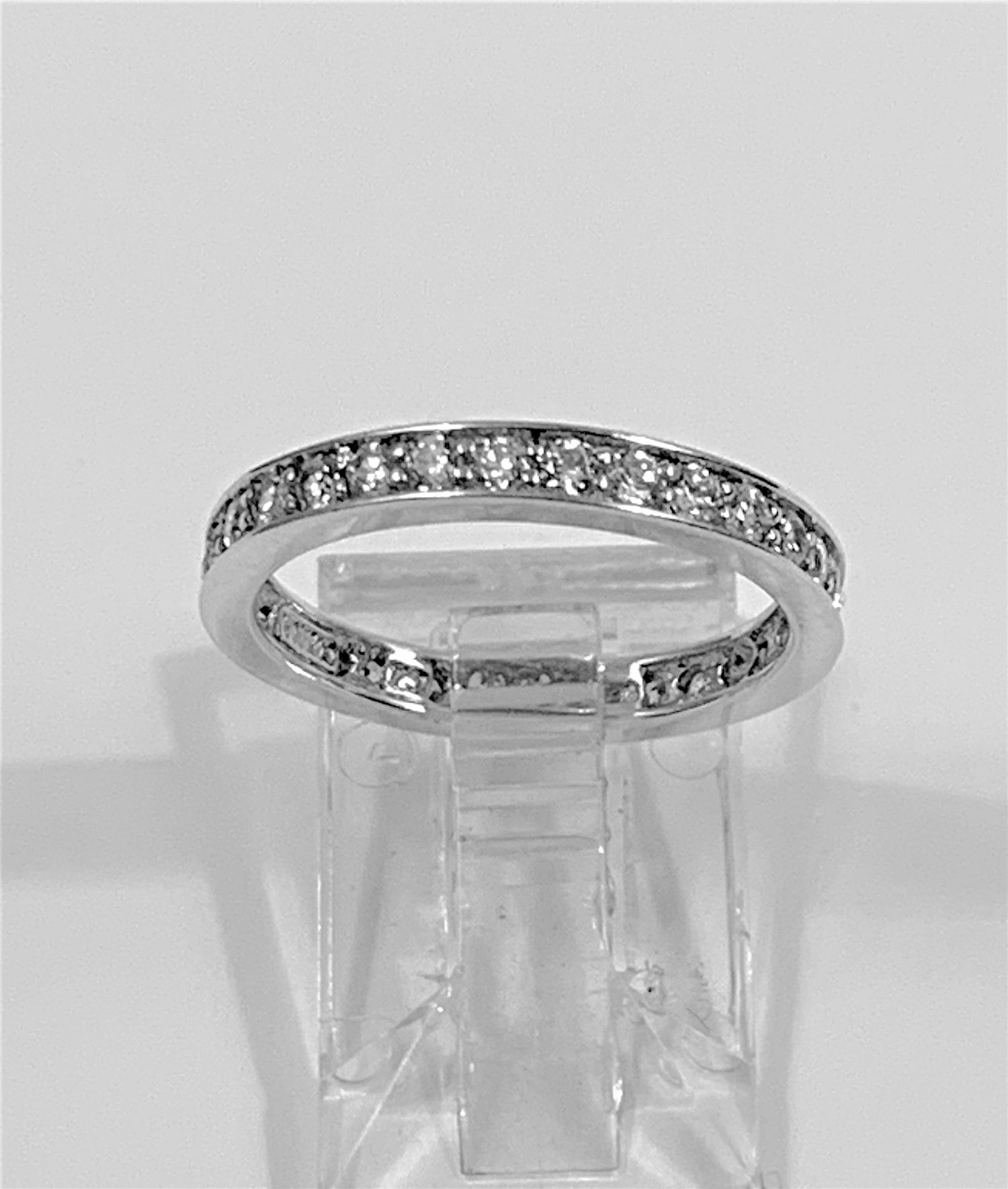 Eternity Band, Sterling Silber Mit Rhodium, Kanal Gefasst Rund Brilliant Cz, 1 Karat Gesamtgewicht, Größe 5 1/2. Wunderschön Eternity Band, Sterling Silber Mit Rhodium, Kanal Gefasst Rund Brilliant Cz, 1 Karat Gesamtgewicht, Größe 5 1/2. Wunderschön von IsisJeweler