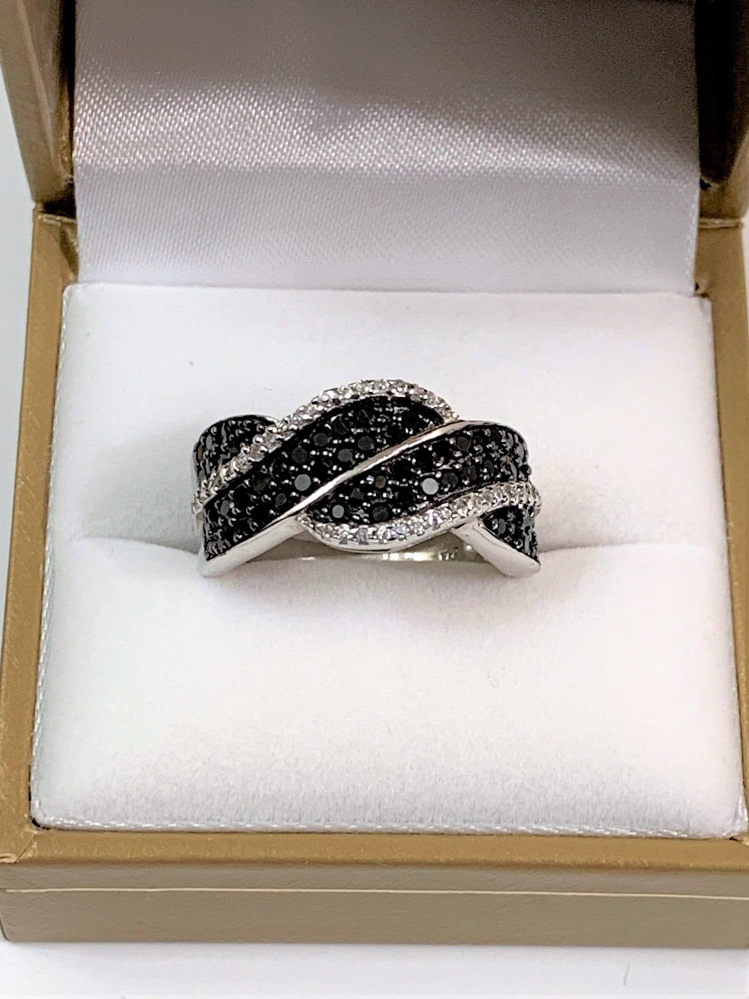 Sterling Silber & Rhodium Statement Ring, Schwarz Und Weiß Runde Brilliant Cz, Pave Handset, Größe 8 Us. Kostenloser Us Versand Sterling Silber & Rhodium Statement Ring, Schwarz Und Weiß Runde Brilliant Cz, Pave Handset, Größe 8 Us. Kostenloser Us Versand von IsisJeweler