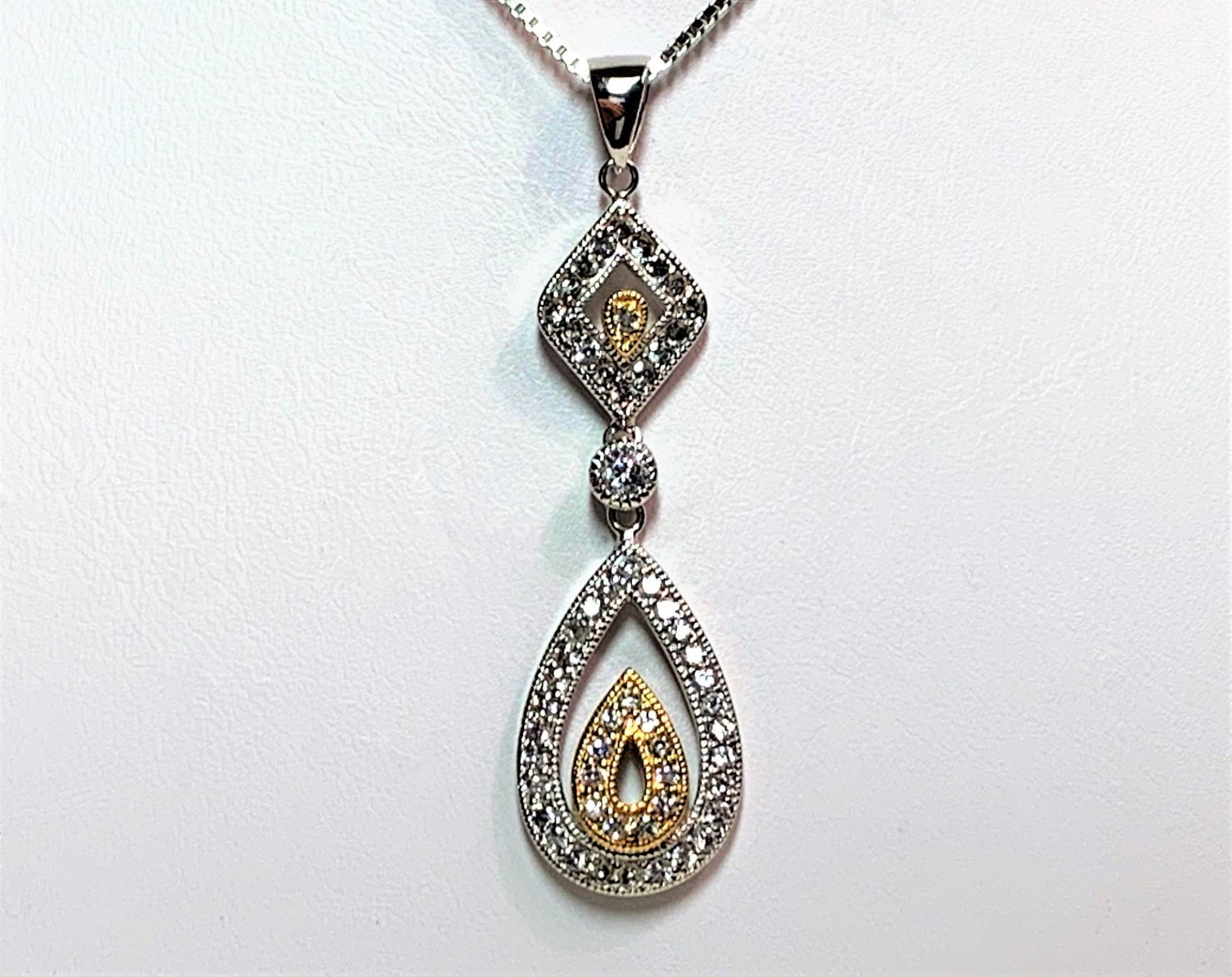 sterling Silber Lange Tropfen Halskette, 2 Ton Scharnier Schieber 2" Lang, Hand Set Rund Brilliant Zirkonia, 20" Box Chain, Rhodium sterling Silber Lange Tropfen Halskette, 2 Ton Scharnier Schieber 2" Lang, Hand Set Rund Brilliant Zirkonia, 20" Box Chain, Rhodium von IsisJeweler