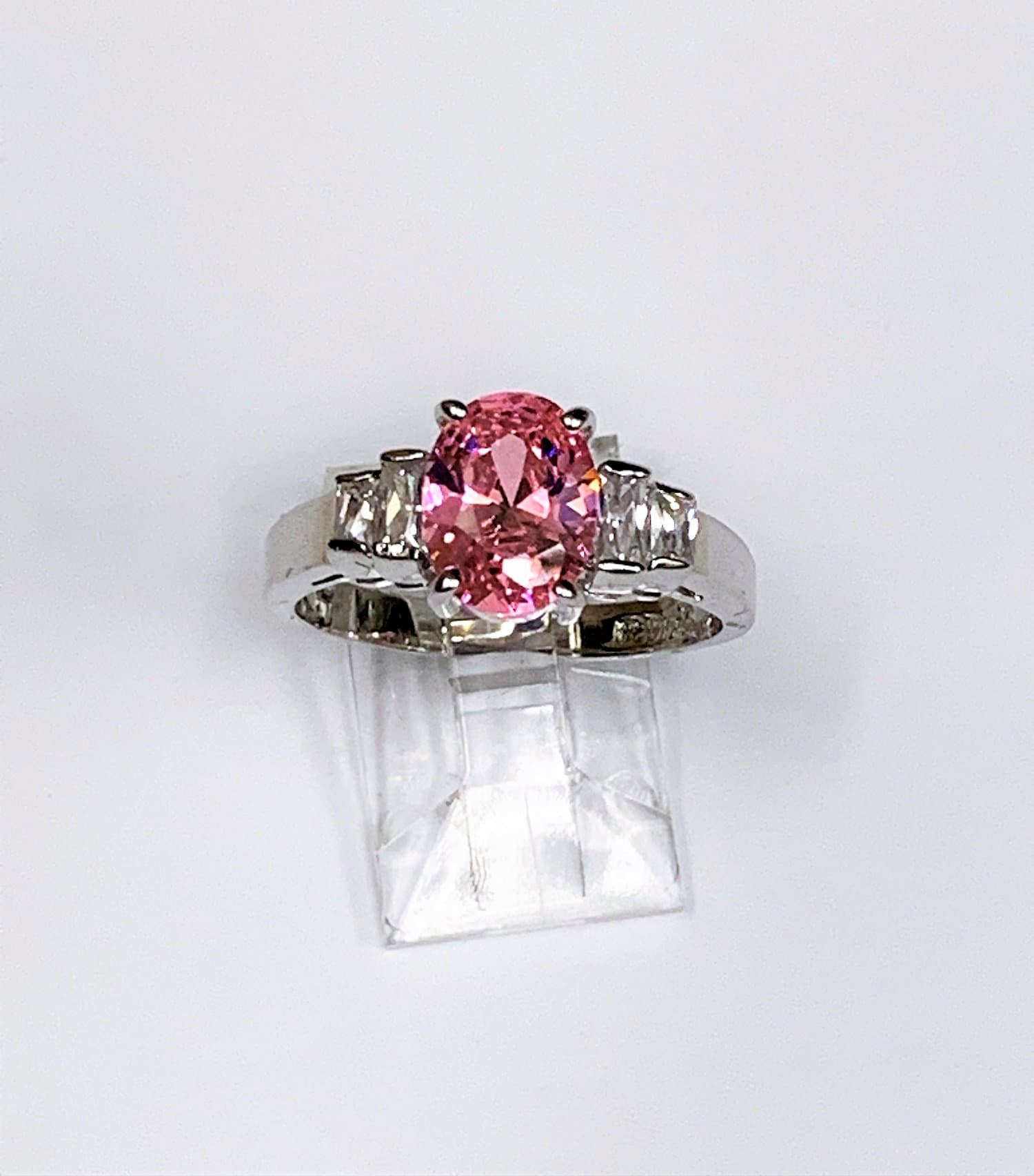 sterling Silber - Rhodium Verlobungsring, Ovalschliff Brilliant Pink Cz 9 X 7 Mm, Gerade Farblose Baguettes, Größe 8 1/4. Ohne Aufpreis sterling Silber - Rhodium Verlobungsring, Ovalschliff Brilliant Pink Cz 9 X 7 Mm, Gerade Farblose Baguettes, Größe 8 1/4. Ohne Aufpreis von IsisJeweler