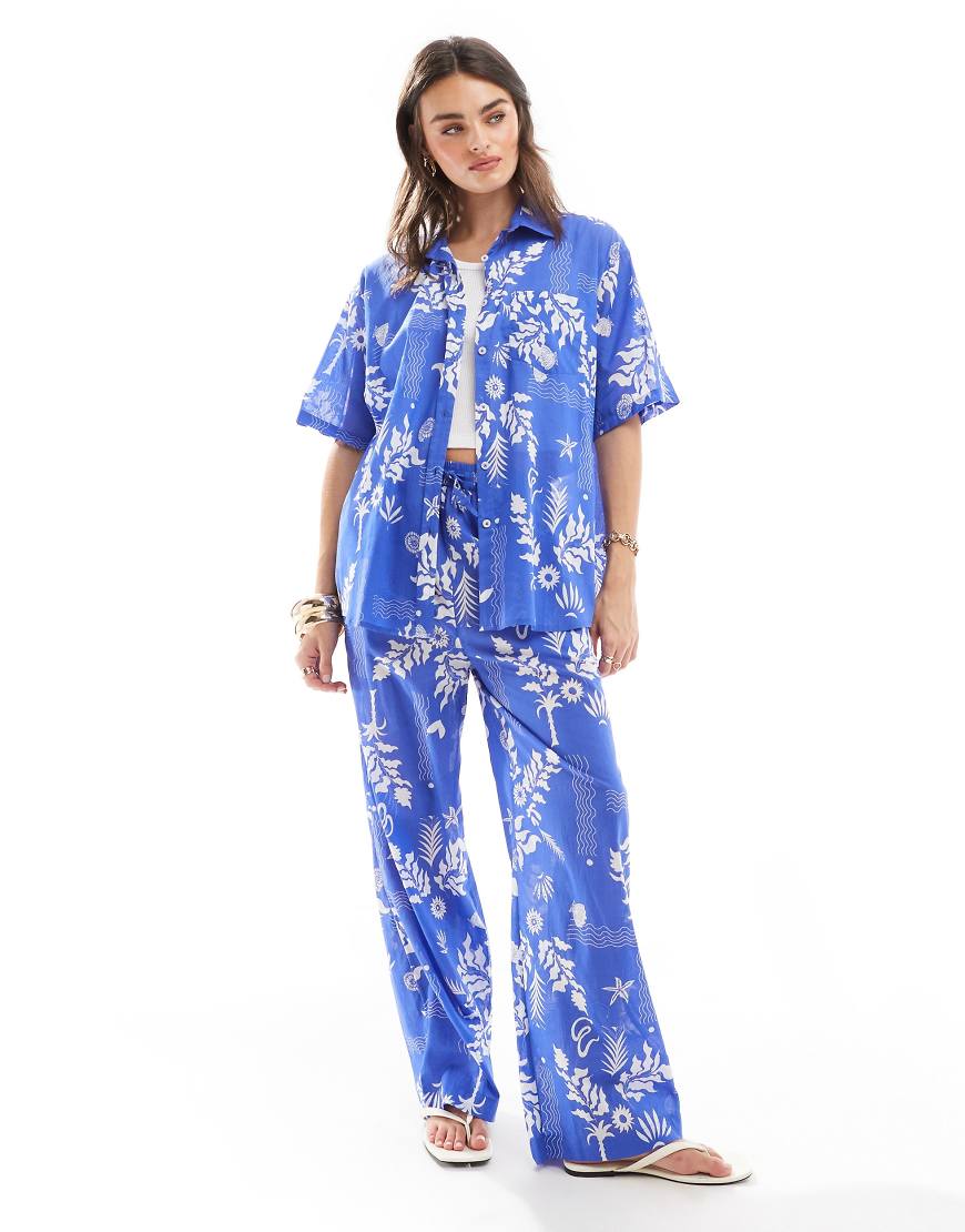 Iisla & Bird - Freizeit-Strandhemd in gemustertem Blau mit Oversize-Schnitt, Kombiteil Iisla & Bird - Freizeit-Strandhemd in gemustertem Blau mit Oversize-Schnitt, Kombiteil von Iisla & Bird