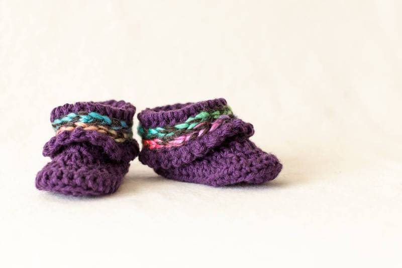Gehäkelte Babyschuhe Lila Rainbow Baby von IslaFair