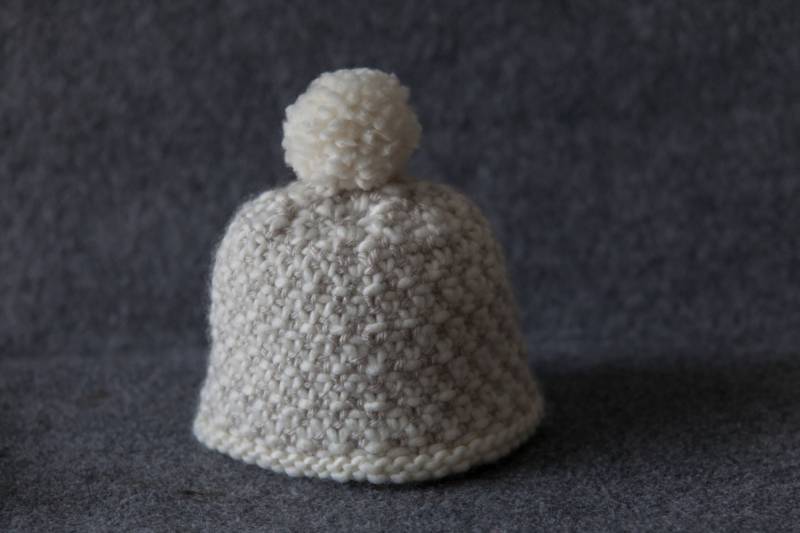 Handgestrickte Weiße Baby-Mütze Mit Weißen Pom von IslaFair