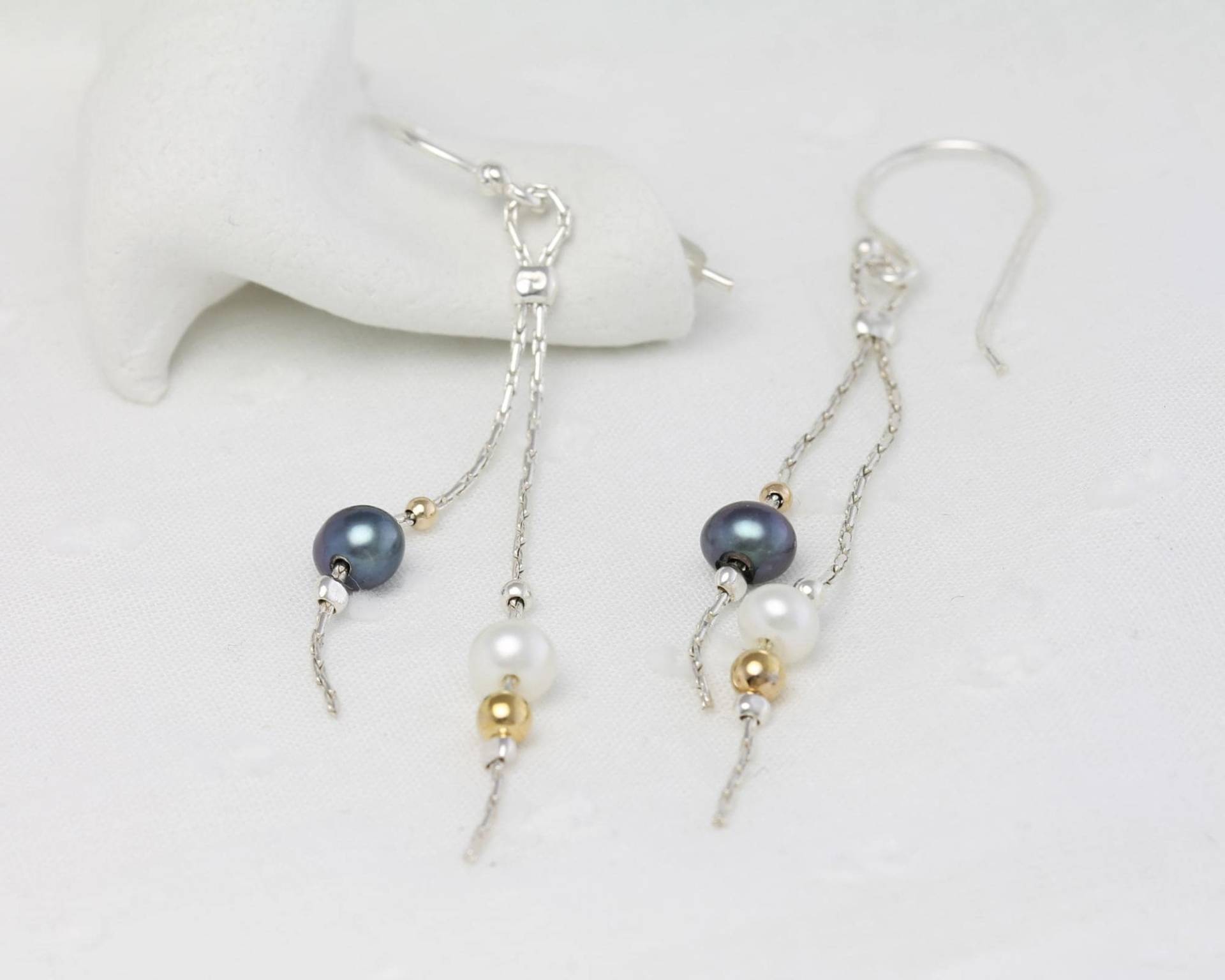 Handgemachte Black & White Süßwasser Perlen Tropfen Ohrringe Handgemachte Black & White Süßwasser Perlen Tropfen Ohrringe von IslaSilverJewellery