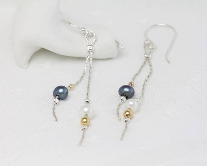 Handgemachte Black & White Süßwasser Perlen Tropfen Ohrringe Handgemachte Black & White Süßwasser Perlen Tropfen Ohrringe von IslaSilverJewellery