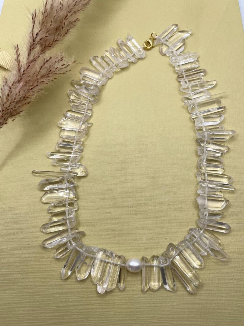Deusa - Handgefertigte Kette Aus Bergkristall-Splittern Und Süßwasserperle Eleganter Edelsteinschmuck Im Boho-stil von IslaSoluna