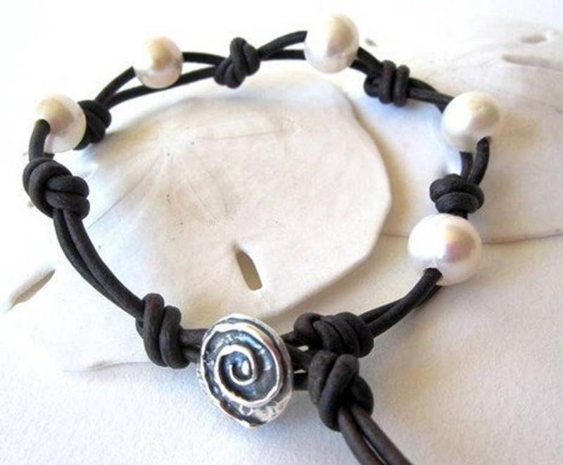 Boho Perlenarmband, Leder Wickelarmband, Weißes Perlenarmband Boho, Strandstil Armband, Style Ozean Schmuck von IslandLifeDesignsCo