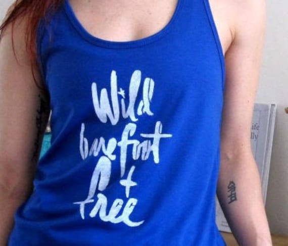 Free Spirit Shirt, Wild Tank Barfuß Und Frei, Tops Mit Sprüchen, Grafik Tanks Strand Tank-Top, Shirt Urlaub, Geschenke Für Sie, Hipster von IslandLifeDesignsCo