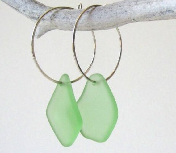 Grünes Meer Glasohrringe, Glasschmuck, Strand Schmuck, Baumeln Boho Hoop Ohrringe von IslandLifeDesignsCo